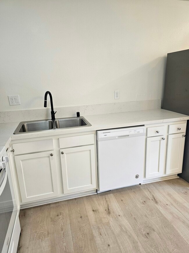 Building Photo - 7012 Heil Avenue, Unit 3