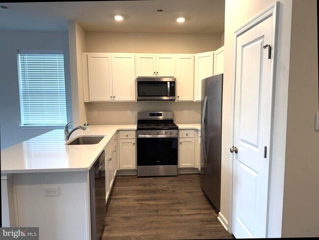 Building Photo - 173 Mazzeo Dr
