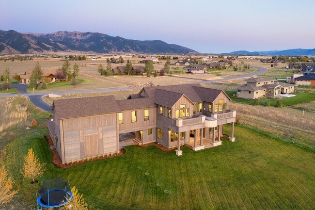 Foto del edificio - One of a Kind Custom Built Home for Rent in Gallatin Valley!
