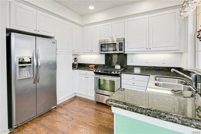 Building Photo - 4 br, 4 bath Condo - 826 E Promenade Unit F