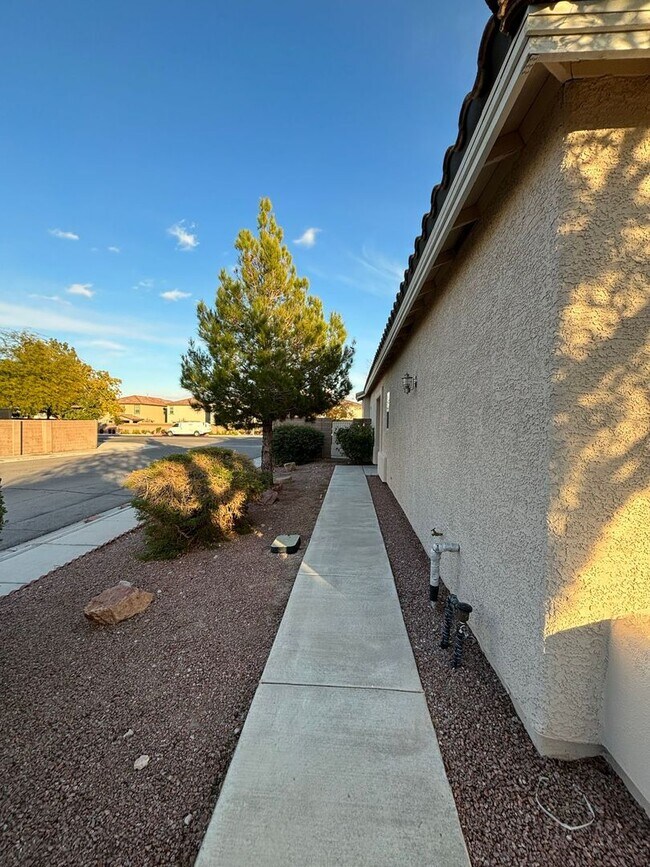 Building Photo - *VERY CUTE CORNER LOT, SINGLE STORY HOME!!*