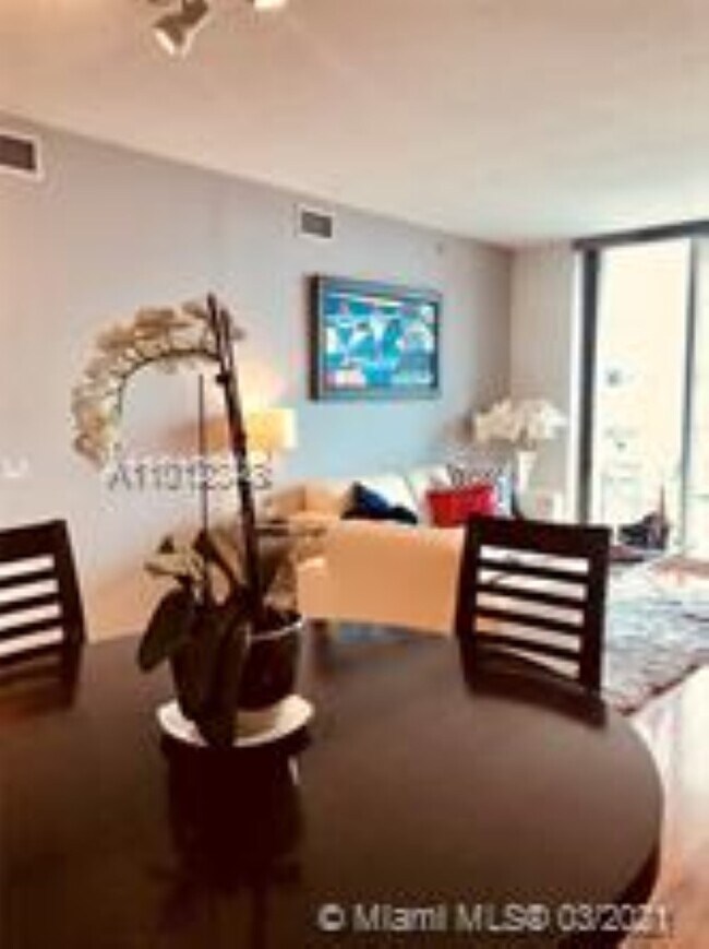 Foto del edificio - 325 S Biscayne Blvd