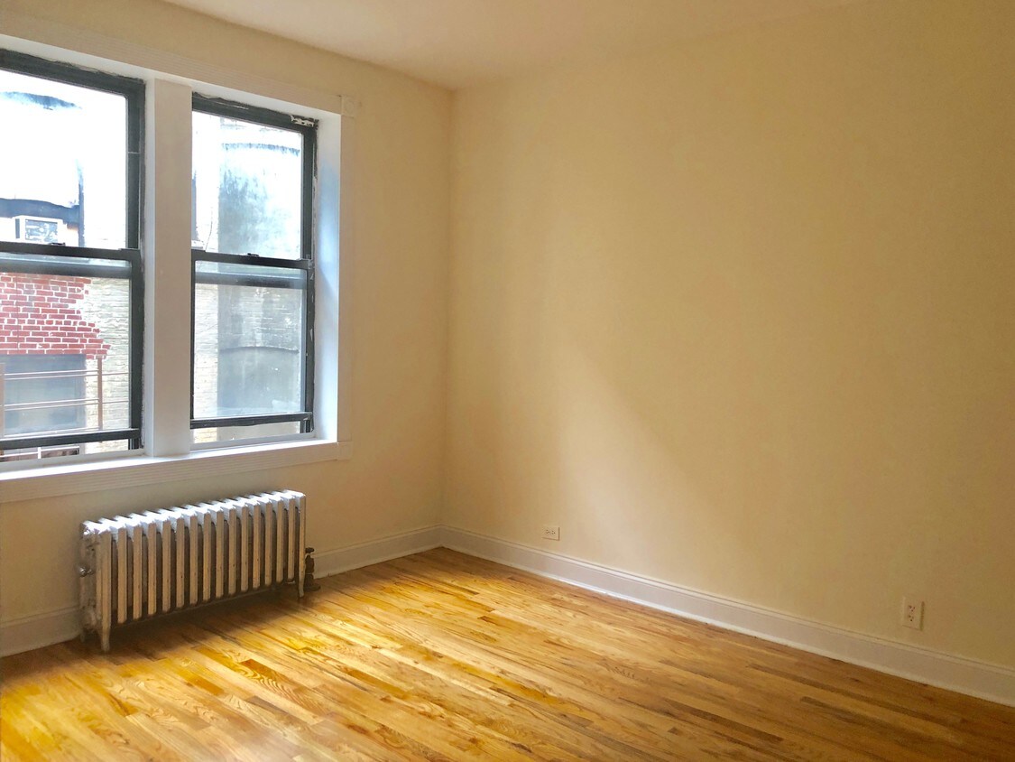 Ventana atrae a luz natural - 559 W 156th St
