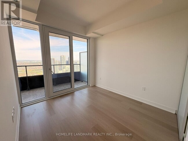 Photo du bâtiment - 448 Burnhamthorpe Rd W