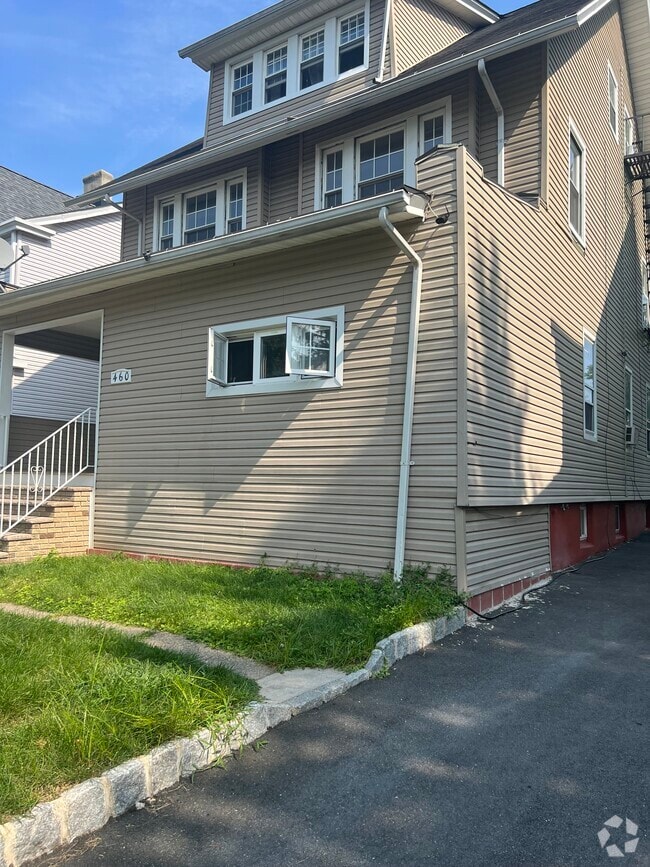 Building Photo - 460 N Maple Ave