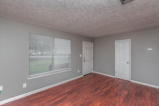 Foto del edificio - 525 Quigley Rd