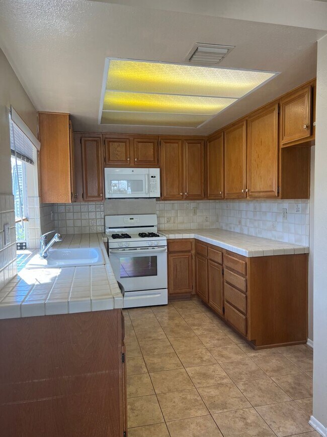 Foto del edificio - 3 bed, 3 bath single family home