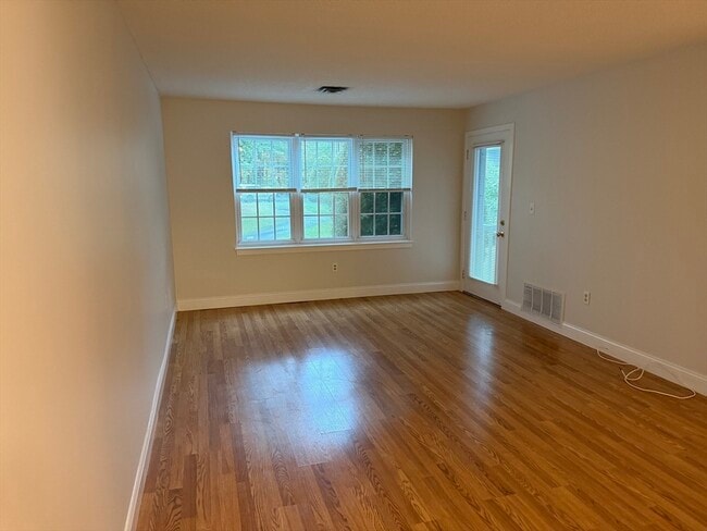 Building Photo - 750 Brookside Dr