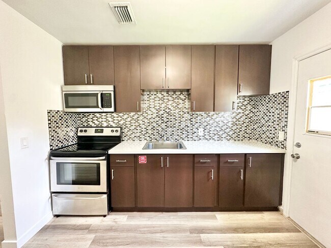 Building Photo - Spacious two bedroom and one bath in a gat...