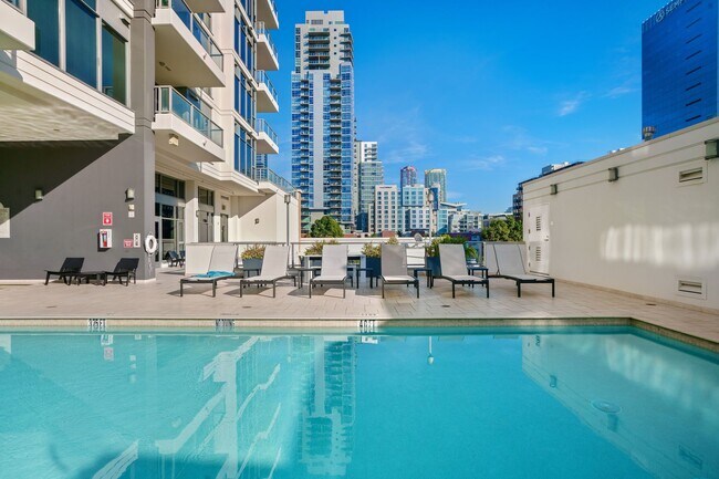 Foto del edificio - Sunny East Village 2-Bedroom at Alta! Smal...