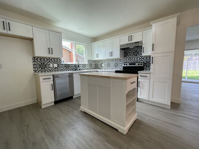 Building Photo - Newly Renovated 3bdrm 2bath Airy Oasis!