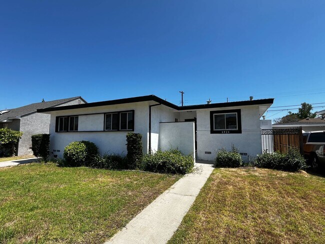 Foto del edificio - Charming 3-Bedroom Home in Prime Long Beac...