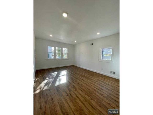 Building Photo - 2 Edison Pl