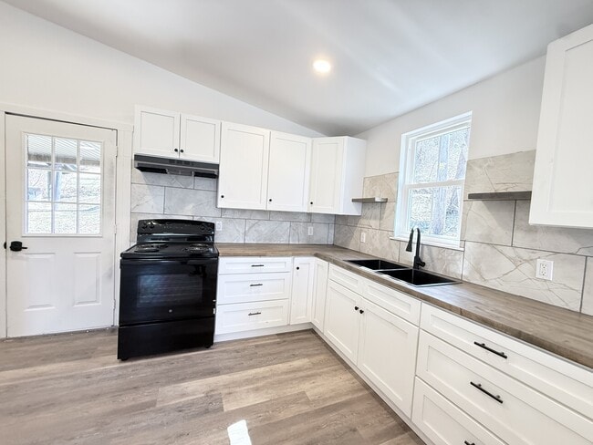 Foto del edificio - 272 River Rd