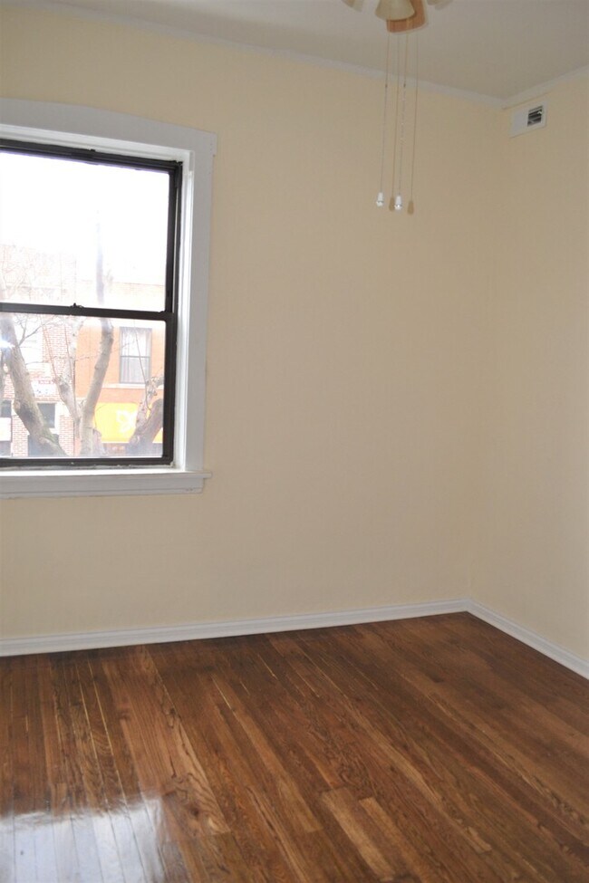 Building Photo - 3257 W Montrose Ave