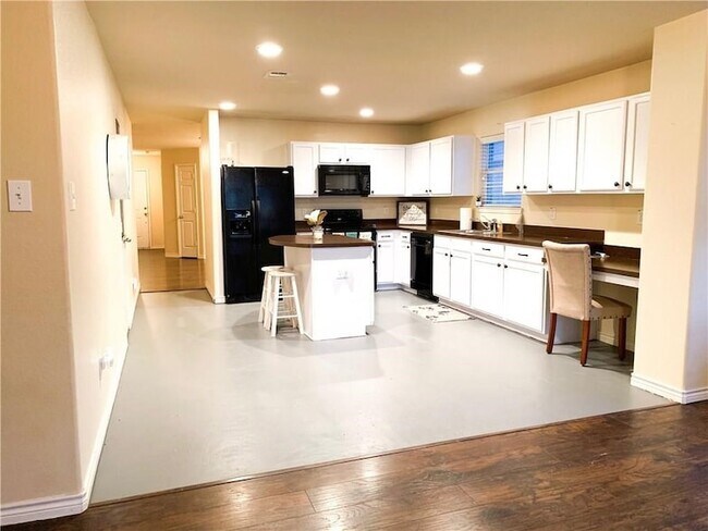Foto del edificio - 8832 Elk Creek Ln