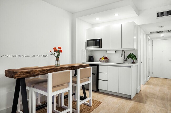 Building Photo - 2301 Collins Ave