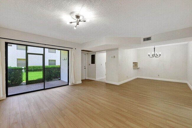 Building Photo - 1200 SE Parkview Pl