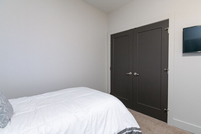Foto del edificio - LUXURY TOWNHOME HOME - West Side!