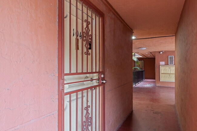 Foto del edificio - 6620 W 2nd Ct