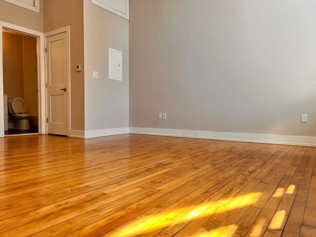 Building Photo - 4627 E. Thompson-Studio