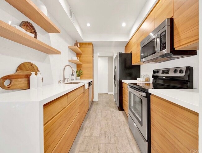 Kitchen - 1262 S Barrington Ave