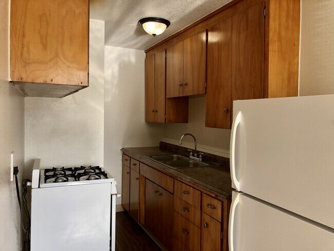 Foto del edificio - Pacific Village Apartments