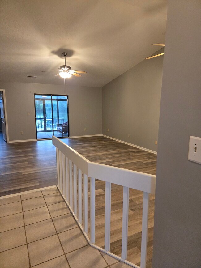 Tile entryway - 829 Applewood Ln