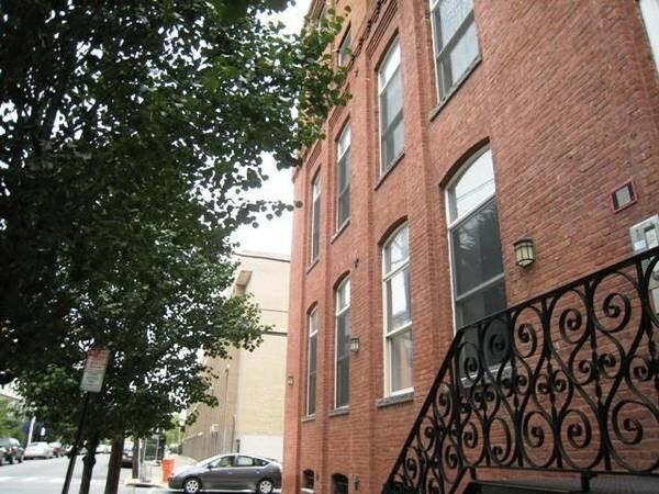 Building Photo - 1039 Clinton St