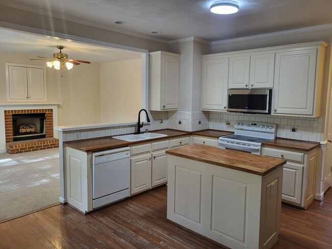 Building Photo - SAWYERS MILL