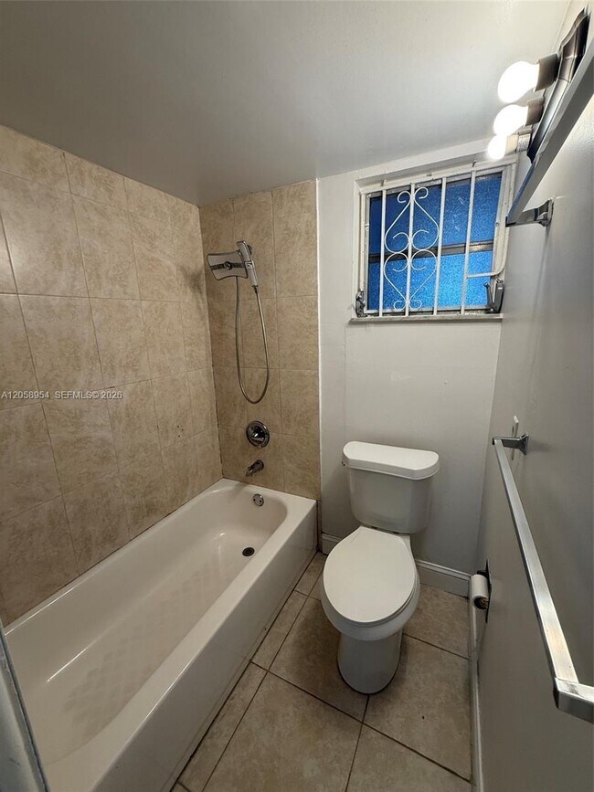 Foto del edificio - 8841 W Flagler St