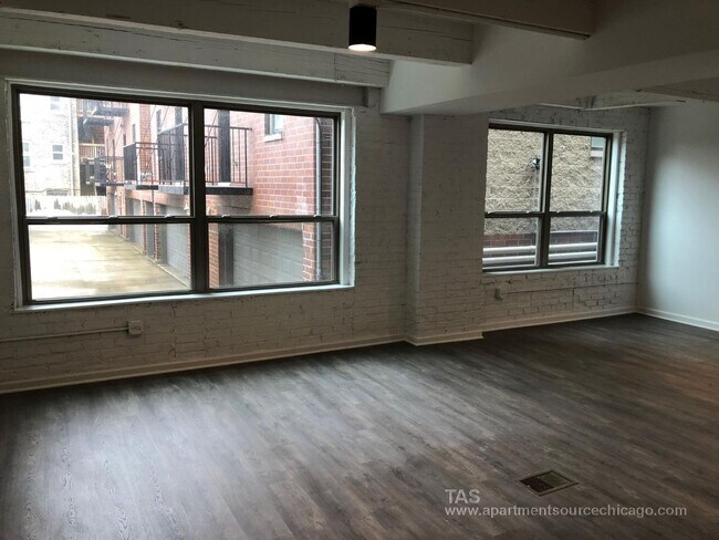 Foto del edificio - HUGE DUPLEX DOWN condo-quality 2 Bed/2.5 bath In the heart of Wrigley!