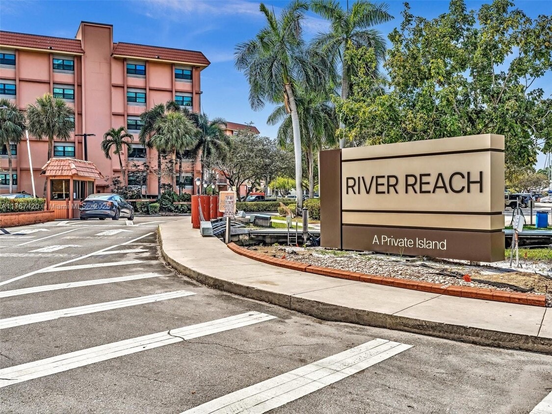 Primary Photo - 1101 River Reach Dr