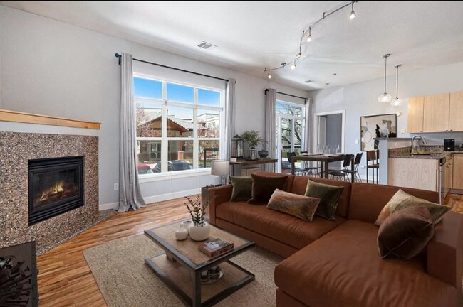 Foto del edificio - 5677 E Park Pl Ave