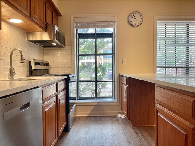 Foto del edificio - 1311 Antoine Dr