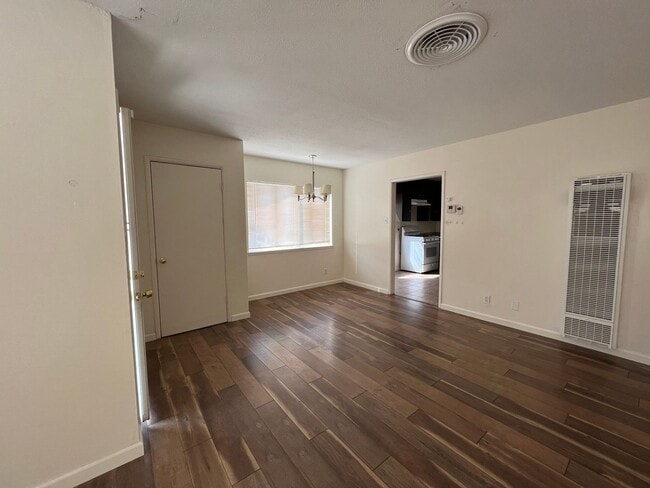 Building Photo - 728 W Moyer Ave