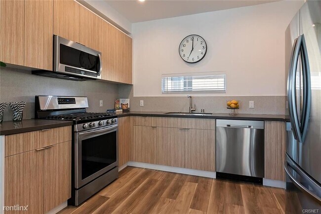 Foto del edificio - 4 br, 4 bath Townhome - 13538 Vanowen St A...