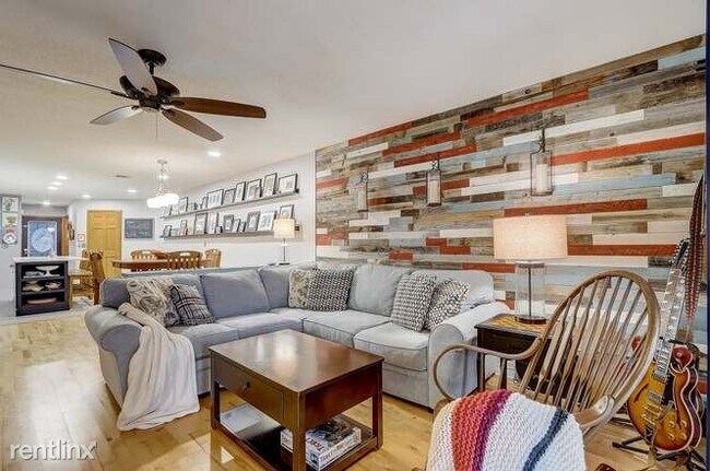 Building Photo - 5375 Mariner's Cove Dr