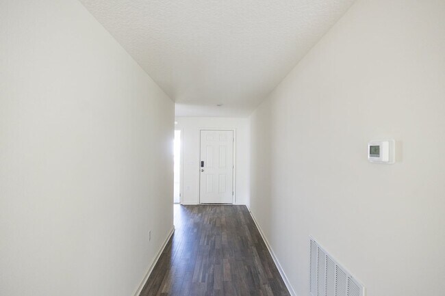 Building Photo - 664 Hillview Lp