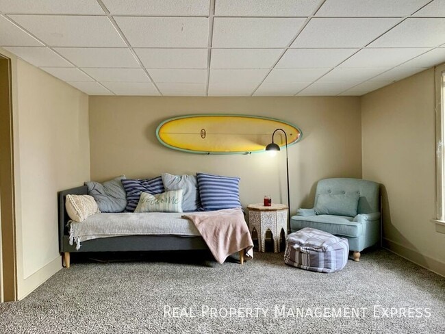 Building Photo - 2 Bedroom + Bonus Office in Central Sioux Falls!