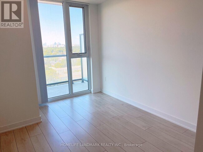 Photo du bâtiment - 5858 Yonge St