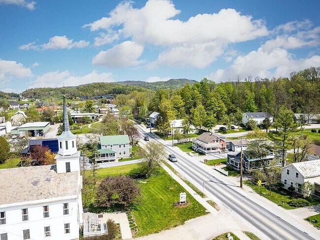 Foto del edificio - "Spacious 3-Bedroom Haven with 3 Full Baths in Charming Hinesburg!"