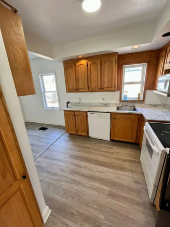 Building Photo - 4-Bedroom, 2bathrooms Apartment  – Availab...