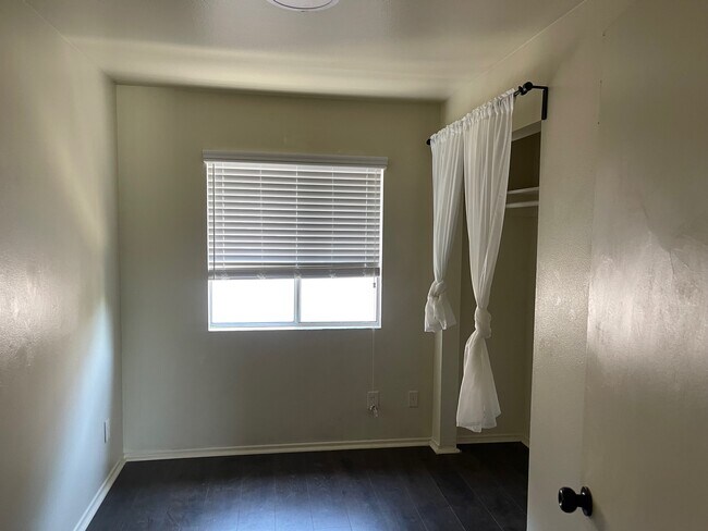 Foto del edificio - 5243 Huntington Dr N