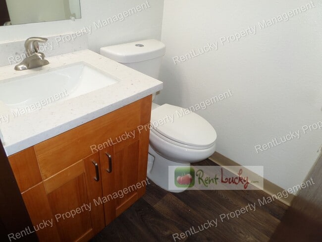 Building Photo - Lee-Federal Way Duplex