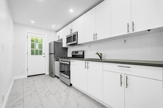Spacious and Bright Renovated Parlour 2 BR/1BA with Exclusive Backyard Access - Spacious and Bright Renovated Parlour 2 BR/1BA with  Exclusive Backyard Access House