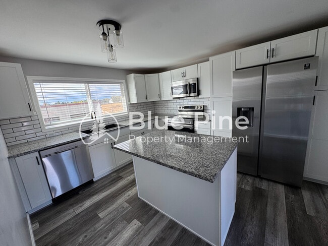 Building Photo - 2348 Stace St