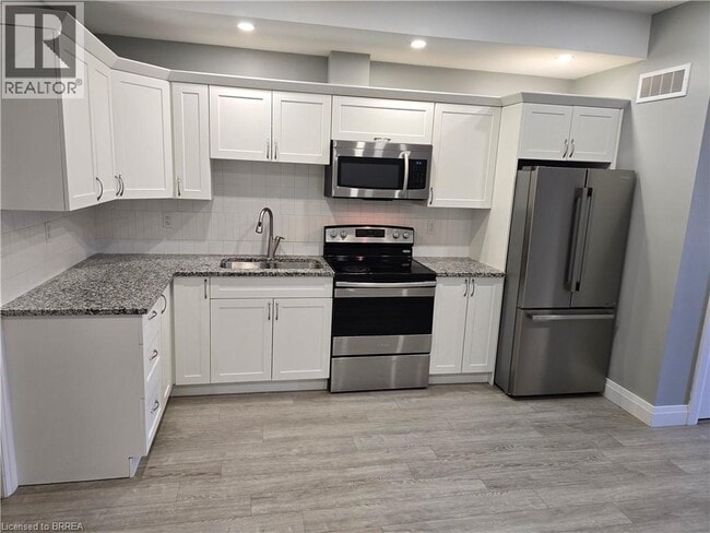 Building Photo - 140 Murray St