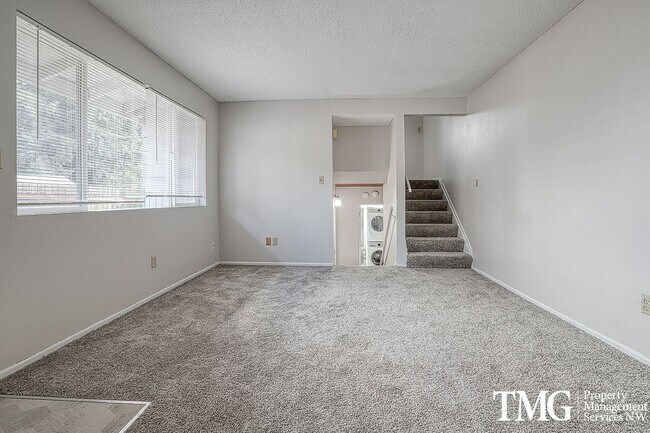 Building Photo - Great duplex downtown that also includes p...