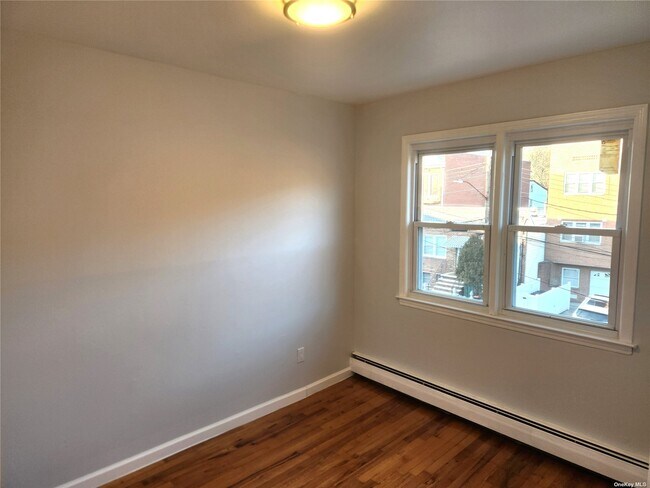 Foto del edificio - 90-32-90-83 83rd Ave